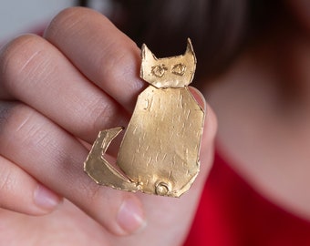 Bronze Brooch: The Cat Who Likes To Lick