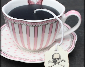 Vela con forma de taza de té estilo gótico pastel, taza y platillo a rayas, aroma a mandarina y frutos rojos, mariposa estilo cottagecore oscuro, fiesta de té vintage, decoración gótica para el hogar.