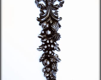 Placa de pared vintage de madera de siroco con lazo de cinta y fruta / Arte de pared con rama de guirnalda de peltre negro / Decoración gótica victoriana para el hogar