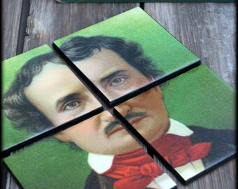 Puede incluir: Cuatro posavasos cuadrados con fondo verde y una imagen en blanco y negro de Edgar Allan Poe. La imagen está dividida en cuatro secciones, cada una mostrando una parte diferente de la cara de Poe. Los posavasos tienen bordes negros.