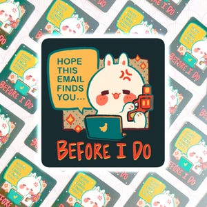 Op de afbeelding: Vierkante sticker met een boze cartoonkonijn met een speelgoedpistool en een laptop. De sticker bevat de tekst "HOPE THIS EMAIL FINDS YOU..." in een tekstballon en "BEFORE I DO".
