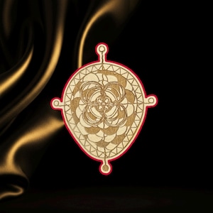 Könnte beinhalten: Ein Holzanhänger mit einem detaillierten geometrischen Design in Form einer Blume. Der Anhänger ist hellbraun und hat eine runde Form mit einem Loch oben zum Aufhängen.