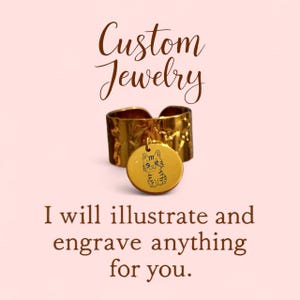 Può includere: Un anello dorato con una fascia strutturata e un ciondolo circolare. Il ciondolo presenta un'illustrazione di gatto. È visibile anche il testo "Custom Jewelry" e "I will illustrate and engrave anything for you".