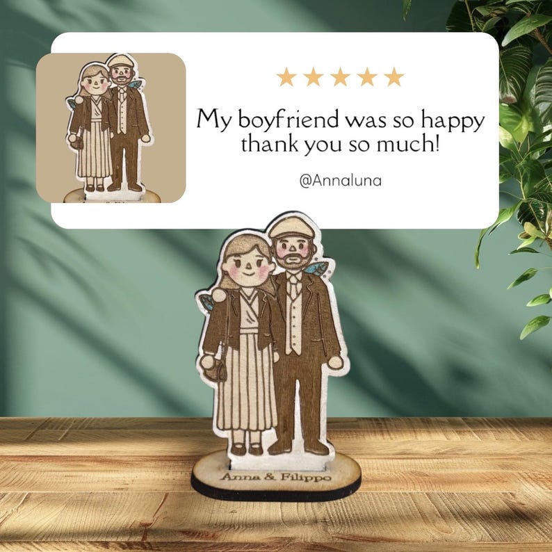 Puede incluir: Figura de madera de una pareja, el hombre con traje marr&oacute;n y la mujer con vestido. La base est&aacute; grabada con "Anna & Filippo". Una rese&ntilde;a de cliente dice "My boyfriend was so happy thank you so much!" con 5 estrellas.