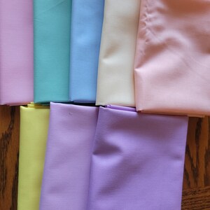 Muestrario de telas lisas de los años treinta: ¡8 retales de 45 x 55 cm! Algodón Kona, seleccionado por Darlene Zimmerman.