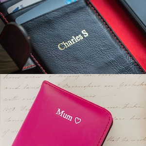 Personnalisé avec les initiales de votre choix, notre étui portefeuille et porte-cartes en cuir pour iPhone SE (2022/2020) est désormais entièrement biodégradable