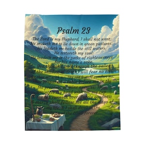 Può includere: Un arazzo decorativo con una scena pastorale e il testo del Salmo 23. L'opera raffigura un paesaggio verde con pecore, un lago e una tavola apparecchiata. Il cielo è blu con soffici nuvole bianche.