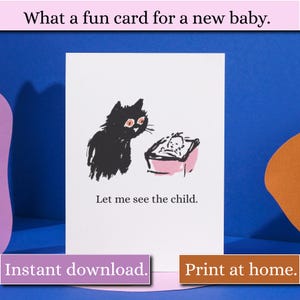 以下が含まれることがあります： 白いグリーティングカード。黒猫がピンクのベビーベッドの赤ちゃんを見ているイラスト。カードには「Let me see the child.」と「What a fun card for a new baby.」と書かれています。