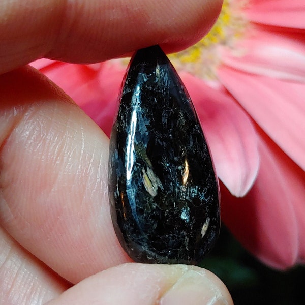 Vero groenlandese Nuummite lungo lacrimogeno a forma di cabochon intagliato a mano, cabochon di cristallo e pietre sciolte per la produzione di gioielli e griglia di cristallo