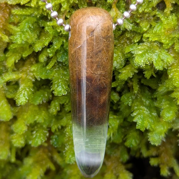 Colgante de cuarzo rutilado de cristal de bosque: péndulo de radiestesia tallado a mano