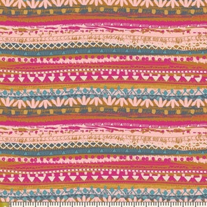 Op de afbeelding: Een kleurrijke stof met een herhalend patroon van horizontale strepen in tinten roze, bruin, blauw en wit. Het patroon bevat geometrische vormen, waaronder driehoeken, ruiten en bloemen.