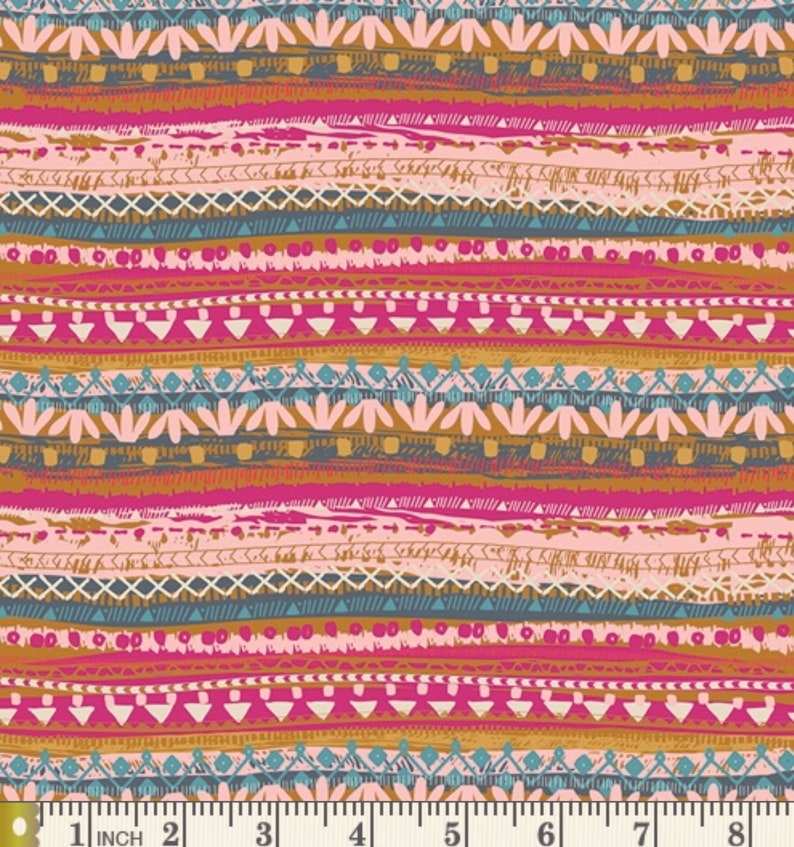 Op de afbeelding: Een kleurrijke stof met een herhalend patroon van horizontale strepen in tinten roze, bruin, blauw en wit. Het patroon bevat geometrische vormen, waaronder driehoeken, ruiten en bloemen.