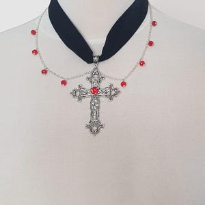 Gothic Vampir Kruzifix Anhänger Chokerhalskette mit Blutperlen Detail