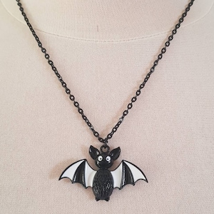 Collar negro gótico de Halloween con diseño de murciélago Bertie