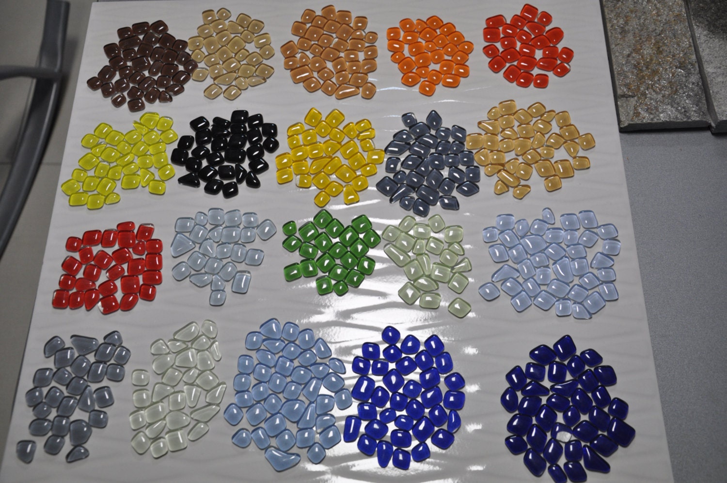 NUOLUX 100pcs Mini Glass Gems Mixed Colour Mancala Stones Flat