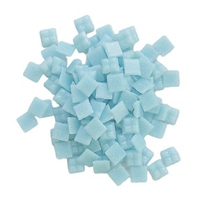 Può includere: Un mucchio di codette quadrate di colore azzurro chiaro. Le codette sono piccole e hanno una superficie leggermente ruvida.