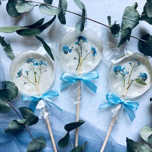 Forget me not clear and blue handmade candy, set of 10 wedding favors, lollipops with cute blue bow, edible flower gift for wedding guest