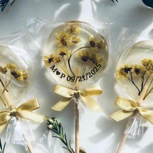 Piruletas de flores comestibles doradas personalizadas: juego de 10 caramelos duros comestibles para regalos de boda con texto personalizado, delicias gourmet rústicas