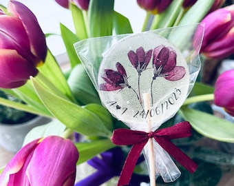 Set of 10 burgundy edible flower lollipops with personalized initials and date, small wedding guest favors