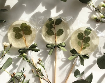 10 bohemian wedding favors, rustic favor, greenery gift, edible flower lollipops, foodie gift,  green wedding favor, jute bow, crystal favor