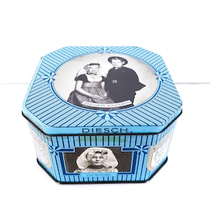 Vintage tin Dutch blue Diesch Zeeland caramels • old tin boxes • Dutch traditional costumes • typical Dutch candy tin box • Dutch sweets tin