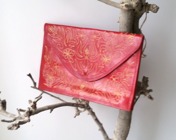 Beautiful retro clutch with golden embroidery * vintage envelope bag * little bag * vintage fashion accessory * red clutch