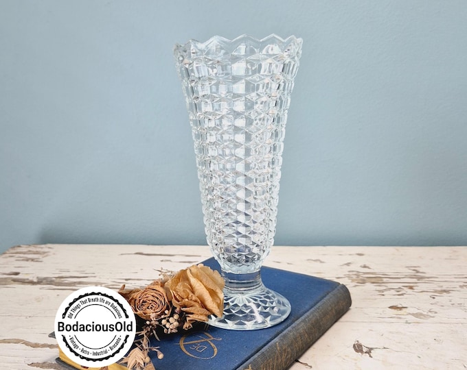 Tulip-shaped glass vase, vintage style with textured diamond details