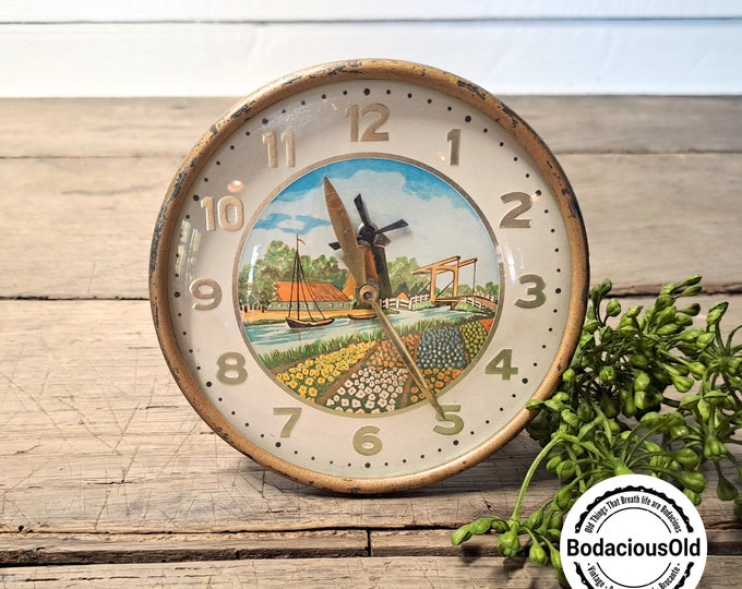 Vintage Dutch Decor: Clock with Iconic Dutch Scene