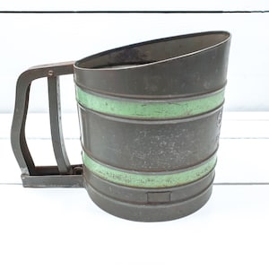 Peneira de cozinha americana vintage Sift Chine • peneira de cozinha de brocante rural • peneira de farinha de metal antiga • utensílios de cozinha • decoração de cozinha
