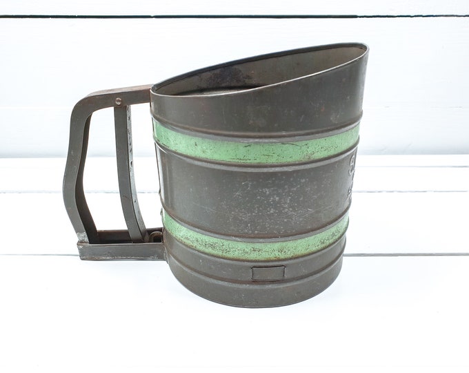 Unique vintage tin Sift-Chine flour sifter green band • shabby farmhouse kitchen decoration • old kitchen sifter • industrial kitchenware