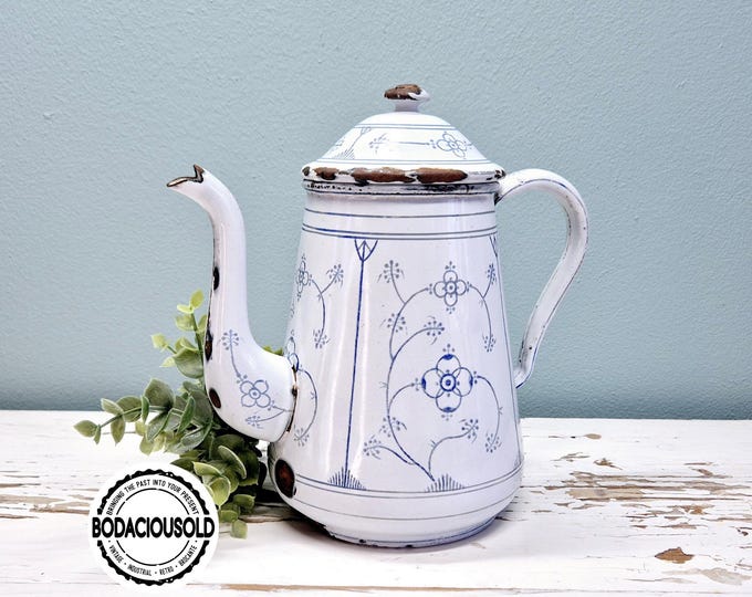 Vintage enamel teapot with lid and Saxon blue floral design | French country kitchen decor | Brocante shabby chic enamelware