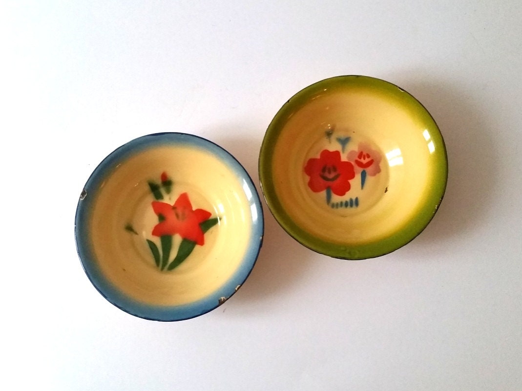 Vintage farmhouse enamelware bowl 'flowers'
