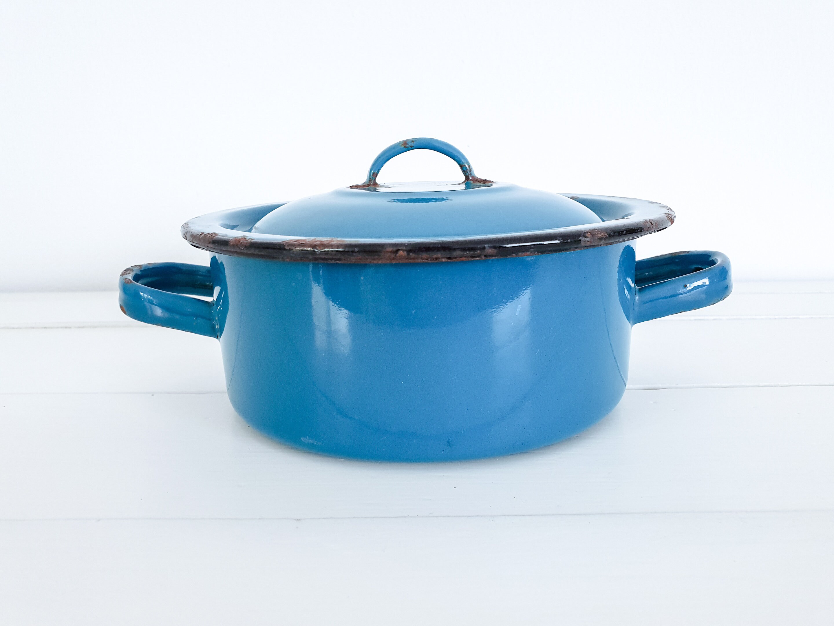 Blue enamel pan with lid • old enamel kitchenware • enamelware pan