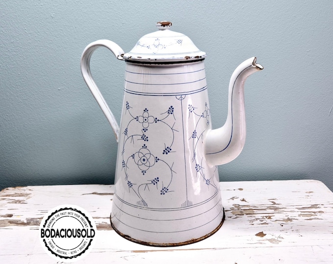 Large Vintage Enamel Coffee Pot with Saxon Blue Floral Pattern | French Country Style | Rustic Brocante Kitchen Decoration