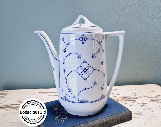 Vintage porcelain coffee pot with Saxon Blue decor - Jager Eisenberg DDR - classic tableware