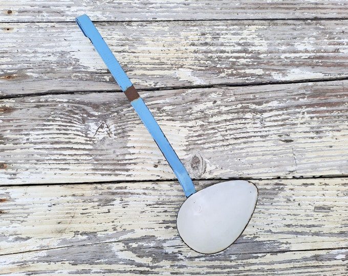 Vintage blue and white enamel gravy spoon • vintage enamel spoon • nostalgic kitchen decor • enamel kitchen utensils • farmhouse vintage