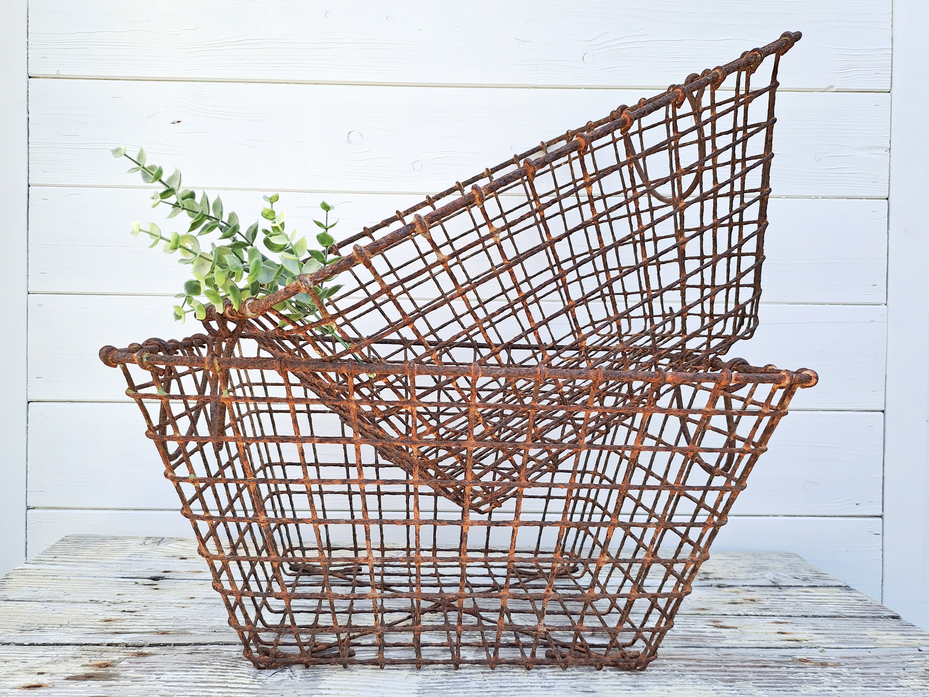 Industrial rusty mussel basket wired metal basket industrial