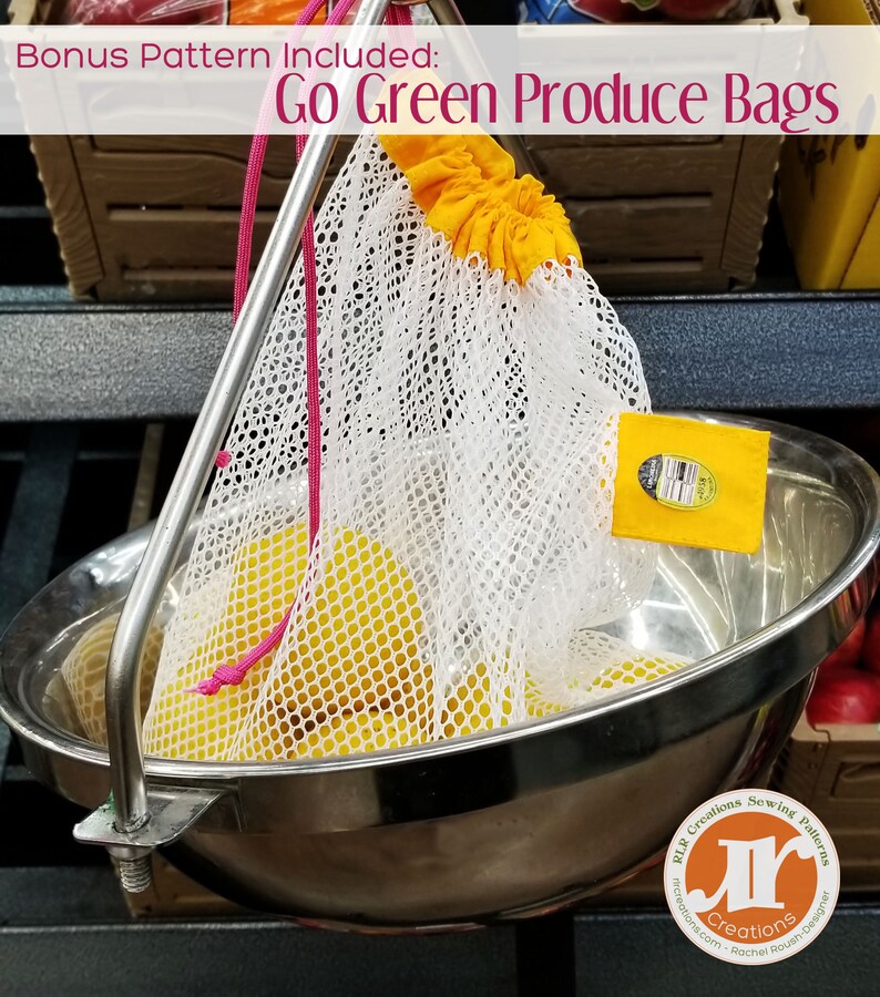 Pu&ograve; includere: Un sacchetto di rete bianco per prodotti con chiusura a coulisse gialla, pieno di frutta gialla, &egrave; appeso a una bilancia di metallo. Il sacchetto &egrave; etichettato "Go Green Produce Bags". &Egrave; attaccata una piccola etichetta gialla.