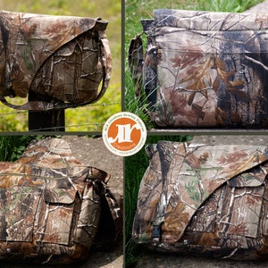 Op de afbeelding: Vier verschillende weergaven van een camouflage messenger tas met een klep sluiting en een ritsvak. De tas is gemaakt van een duurzame stof en heeft een lange verstelbare schouderband.