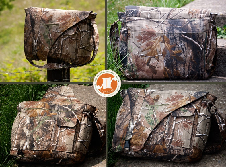 Op de afbeelding: Vier verschillende weergaven van een camouflage messenger tas met een klep sluiting en een ritsvak. De tas is gemaakt van een duurzame stof en heeft een lange verstelbare schouderband.
