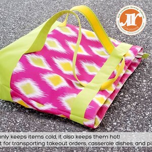 Pu&ograve; includere: Una grande borsa tote con un vivace motivo ikat rosa e giallo. La borsa ha dettagli verde lime sulla parte superiore e sui manici. Il testo sulla borsa dice: "Non solo mantiene freddi gli oggetti, ma li mantiene anche caldi! Ottimo per trasportare ordini da asporto, casseruole e pizze!"