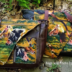 Op de afbeelding: Twee bruine leren schoudertassen met een paardenprint stoffen voering. De tassen hebben verstelbare schouderbanden en een klep sluiting. De stoffen voering heeft een herhalend patroon van paarden in een bosrijke omgeving.