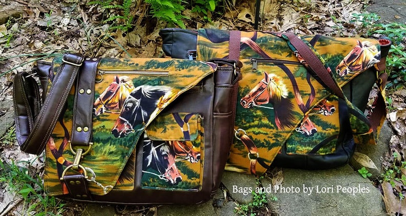 Op de afbeelding: Twee bruine leren schoudertassen met een paardenprint stoffen voering. De tassen hebben verstelbare schouderbanden en een klep sluiting. De stoffen voering heeft een herhalend patroon van paarden in een bosrijke omgeving.
