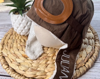 Babymutsje vliegenier, hoed vliegtuigjongen, gepersonaliseerde babymutsje, pilotenhoedje jongen, hoed piloot met bril, outfit vliegtuigverjaardag