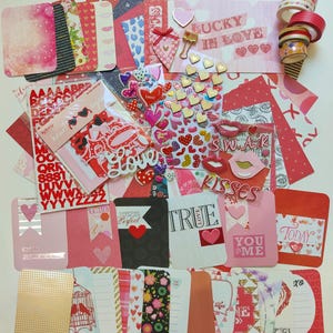 Lot My Mind's Eye HEART EYES - 48 feuilles de papier cartonné 6 x 6, 46 éléments prédécoupés, autocollants gonflés, 25 cartes journal, 7 rubans adhésifs Washi, éphémères, amour