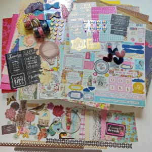 Paquete Authentique DAME - 22 hojas de cartulina de 12x12, 22 troqueles, 12 tarjetas de diario, 7 cintas Washi, pegatinas de cartulina, efímera - Francés