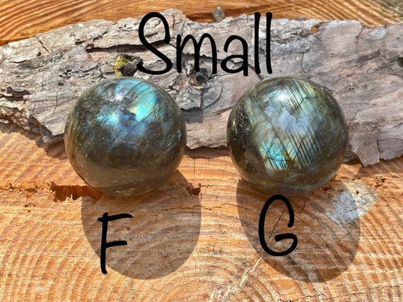 派手なラブラドライト球、スペクトラライト球、DLB2/6、スタンド付き