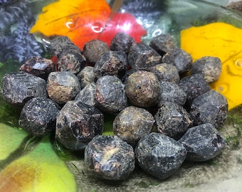 Jeden surowy granat, dwunastościan granatu, RGN3, granat rodolitowy, surowy granat