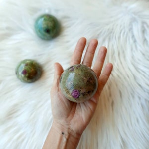 Ruby fuchsite sfera, rubino, cristalli per meditazione, cristalloterapia, sphere, ball, meditation, stone