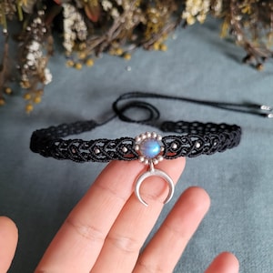 Makramee Choker mit Labradorit und Sichelmond, Bohostyle Choker Halskette